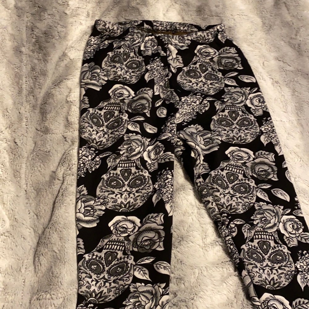 Furry skull leggings